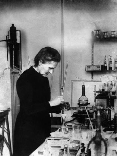 En esta imagen se puede ver a la científica Marie Curie trabajando en el descubrimiento del polonio y de radio